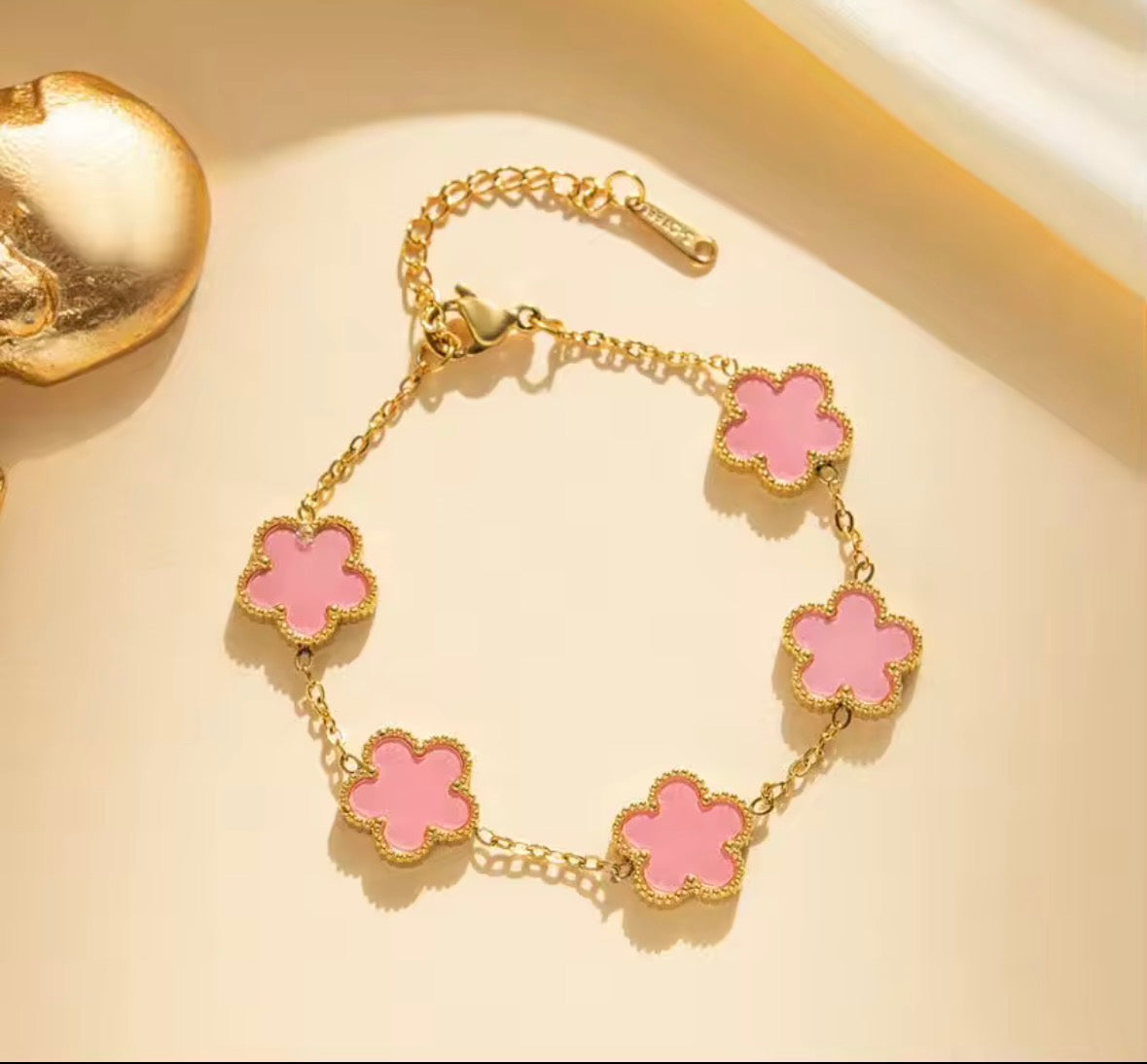 Le bracelet double face en acier inoxydable avec pétales de cinq feuilles et trèfles plaqués or