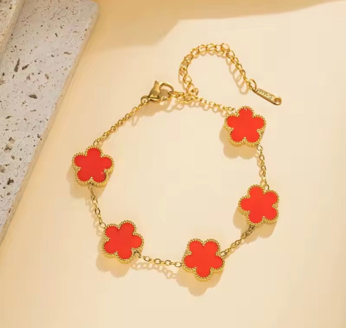 Le bracelet double face en acier inoxydable avec pétales de cinq feuilles et trèfles plaqués or