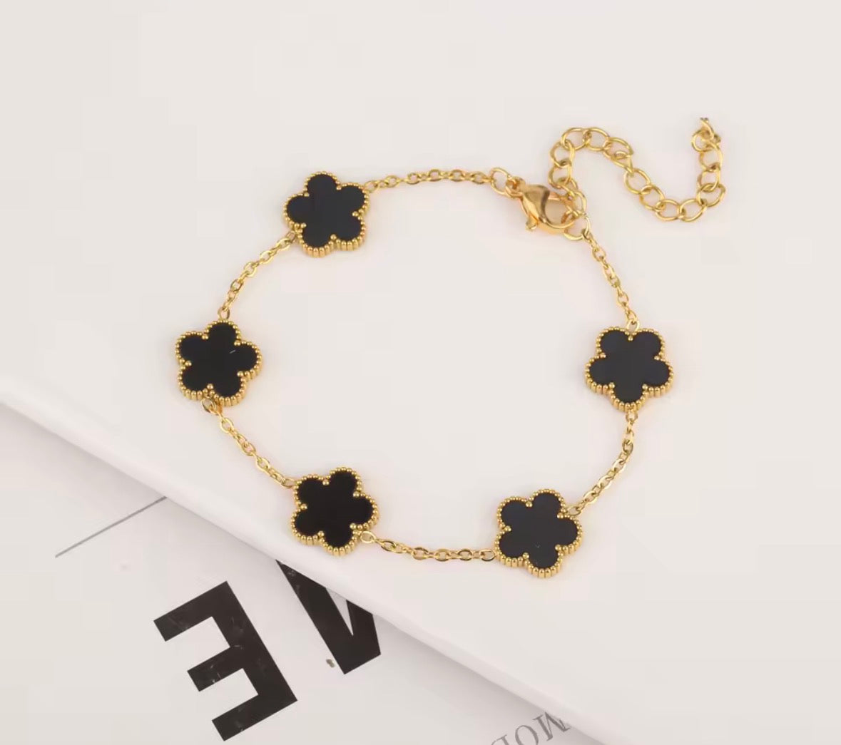 Le bracelet double face en acier inoxydable avec pétales de cinq feuilles et trèfles plaqués or