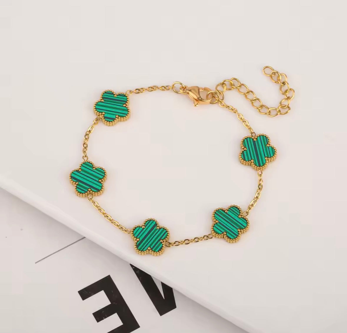 Le bracelet double face en acier inoxydable avec pétales de cinq feuilles et trèfles plaqués or