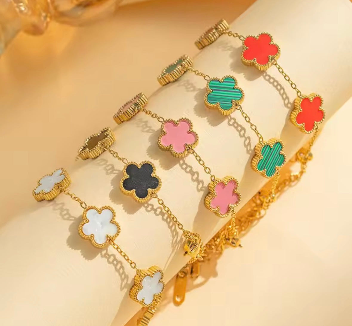 Le bracelet double face en acier inoxydable avec pétales de cinq feuilles et trèfles plaqués or
